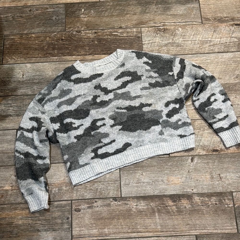 American Eagle Outfitters Gray Crew Neck Sweater Camouflage Design​